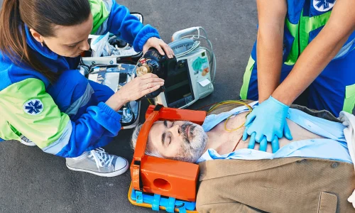 paramedics-treating-injured-man-outdoors-on-paveme-2026-01-08-23-31-20-utc